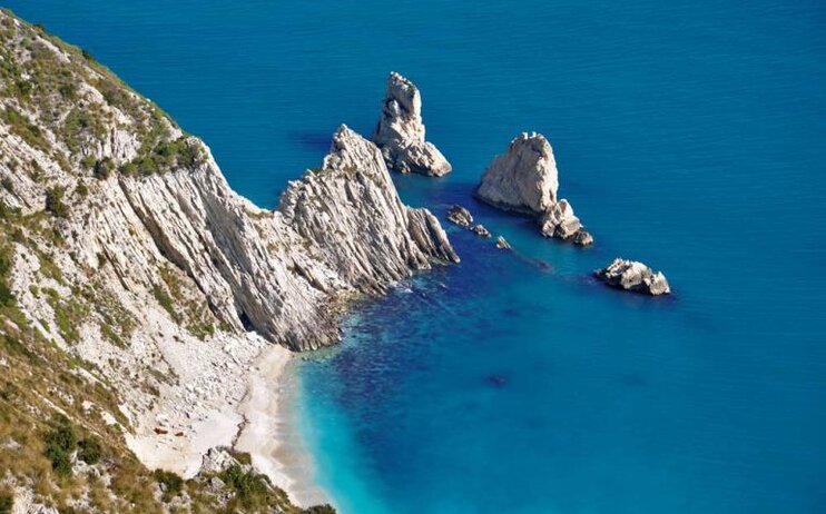 Gita in barca lungo la Riviera del Conero